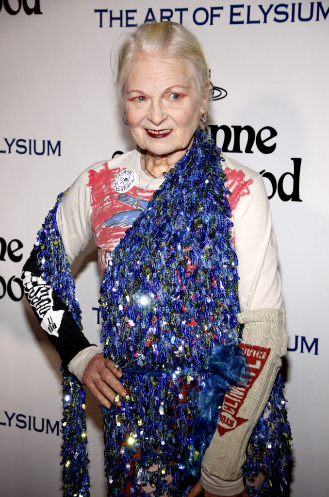 Vivienne Westwood in blauem Glitzer-Pailettenkleid