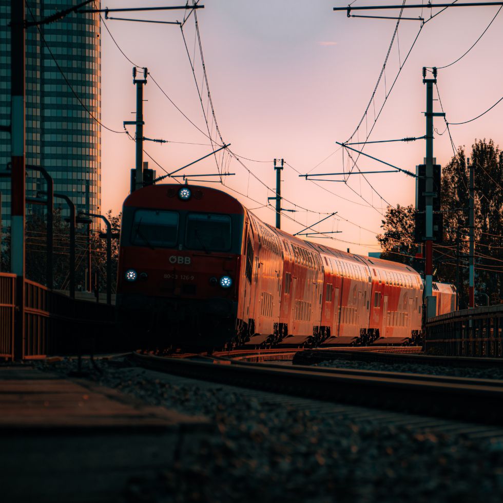 Bild einer Straßenbahn bei Sonnenuntergang