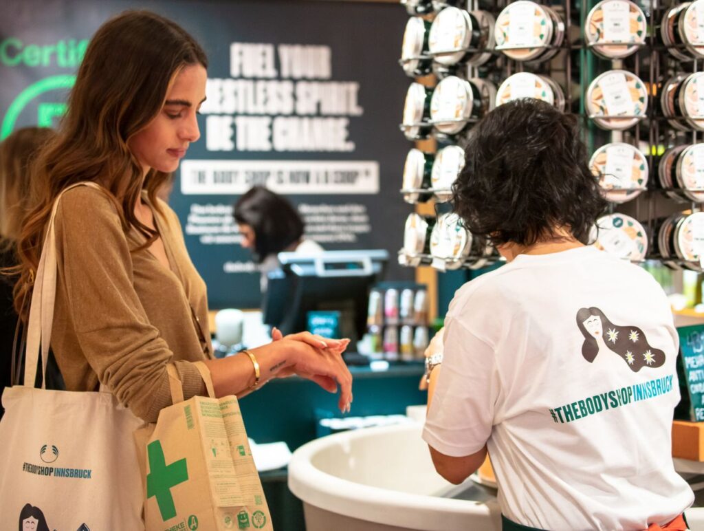 Produkte probieren im neuen The Body Shop Store in Innsbruck 