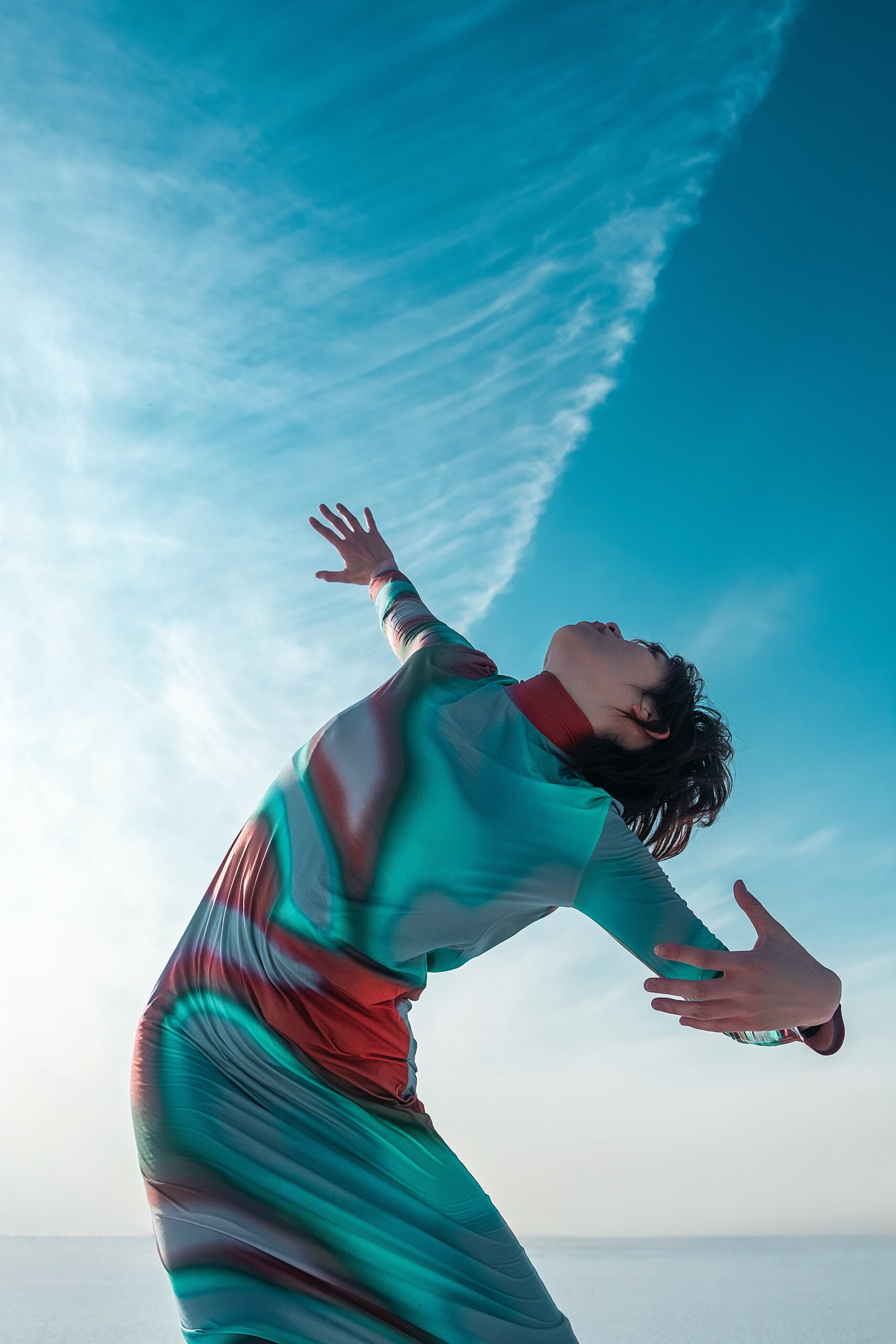 Farbverläufe: Frau mit blaurotem Kleid mit blauem Himmel