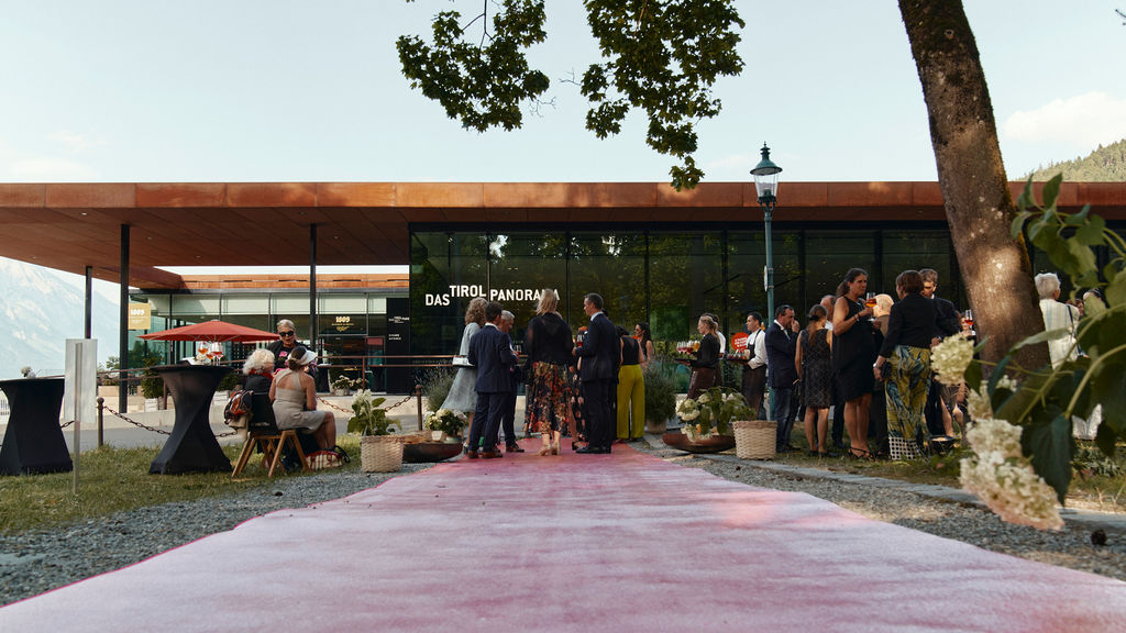 Roter Teppich auf der Art Circle Gala Premiere