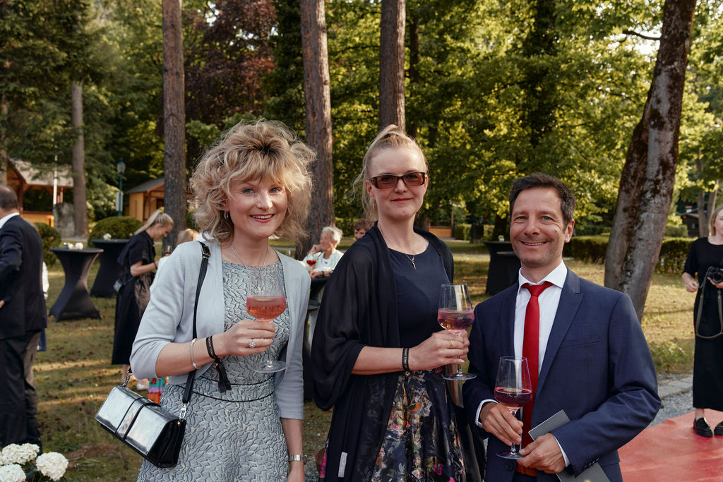 Gäste beim Aperitif trinken