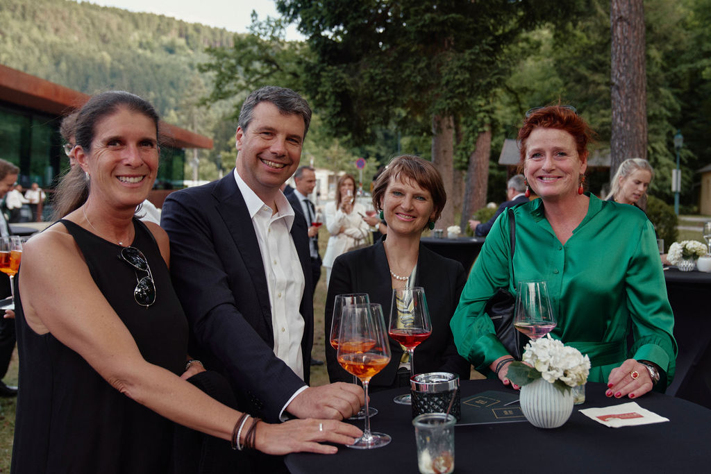 Gäste beim Aperitif