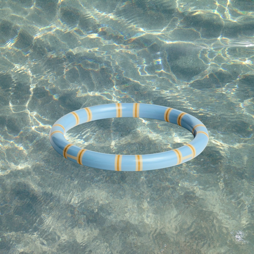 Strand Essentials: Armreif von Hermés, Sommer 2023, hellblau, pastell, beige Streifen, Tirolerin