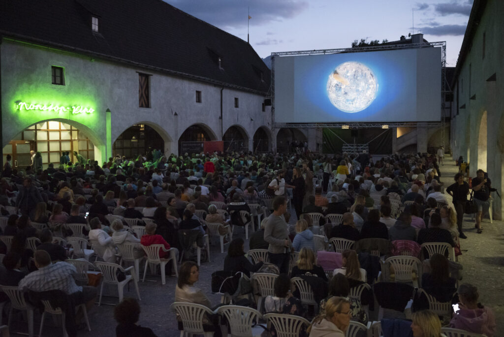 Open Air Kino Zeughaus Dämmerung