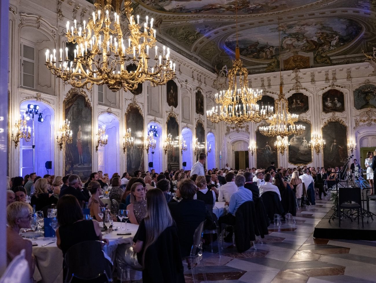 Riesensaal mit Kronleuchter TIROLERIN Award 2023