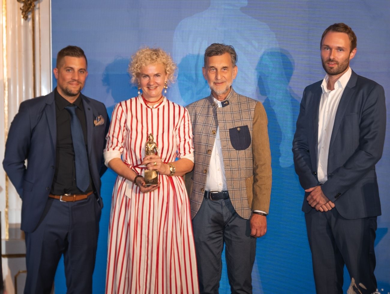 Daniel Krösbacher, Sigrid Deutschmann und Hans Deutschmann (alle Stubaier Hof) mit Laudator Lorenz Wedl