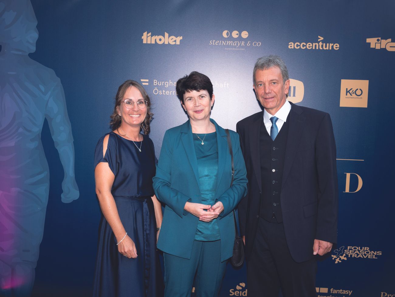 Gabi Ziller und Stefan Pleger (Kindern eine Chance) mit Laudatorin Elisabeth Rathgeb (Caritas Tirol)