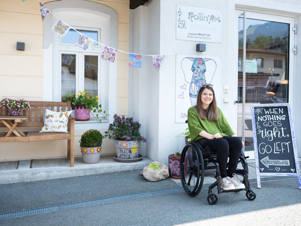 Tina Hötzendorfer vor ihrem Atelier