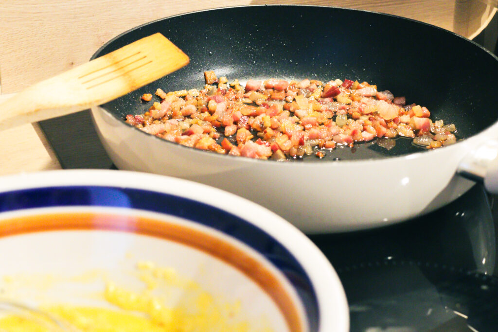 Zubereitung von original italienischer Carbonara.