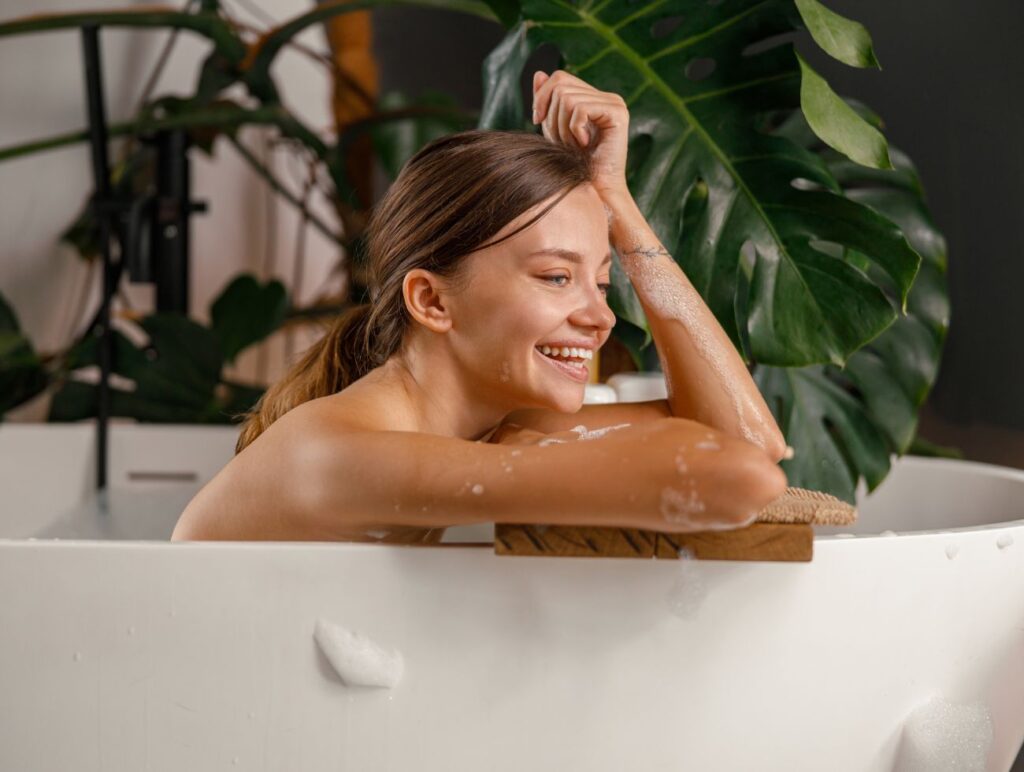 Frau sitzt in der Badewanne 