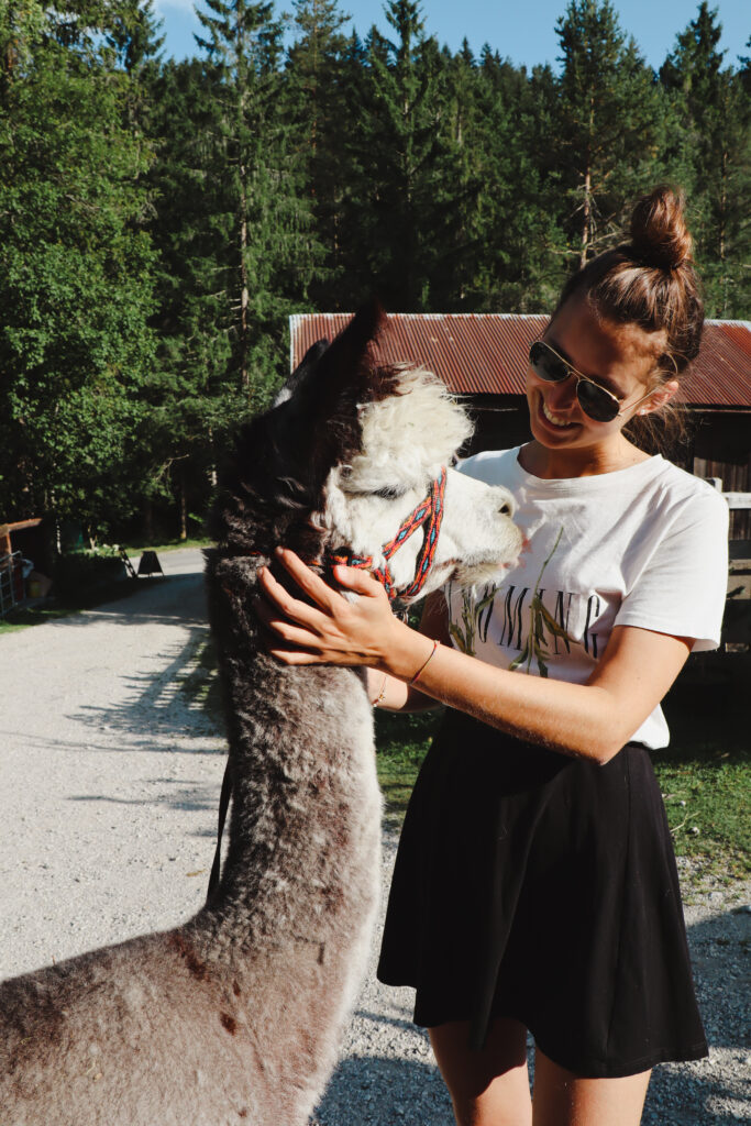 Leonie Werus und ein Alpaka aus Seefeld