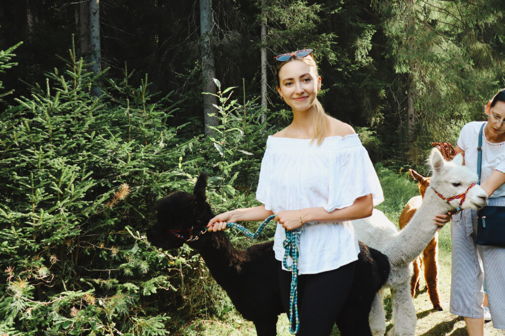 Elisabeth Fröhlich bei der Alpaka-Auszeit in Seefeld