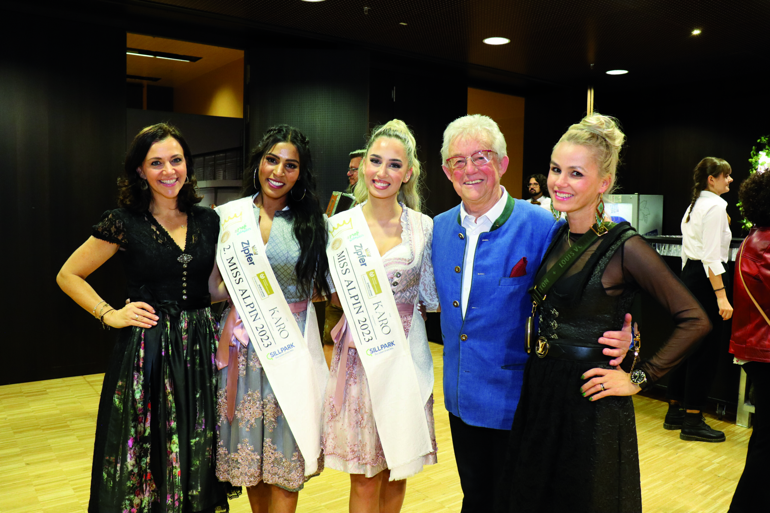 Kati Pletzer-Ladurner, Larissa Fontana, Miss Alpin 2023 Nadja Meskic, Helmut Gruber und Angelina Riedhart beim Bieranstich der BrauUnion in Innsbruck