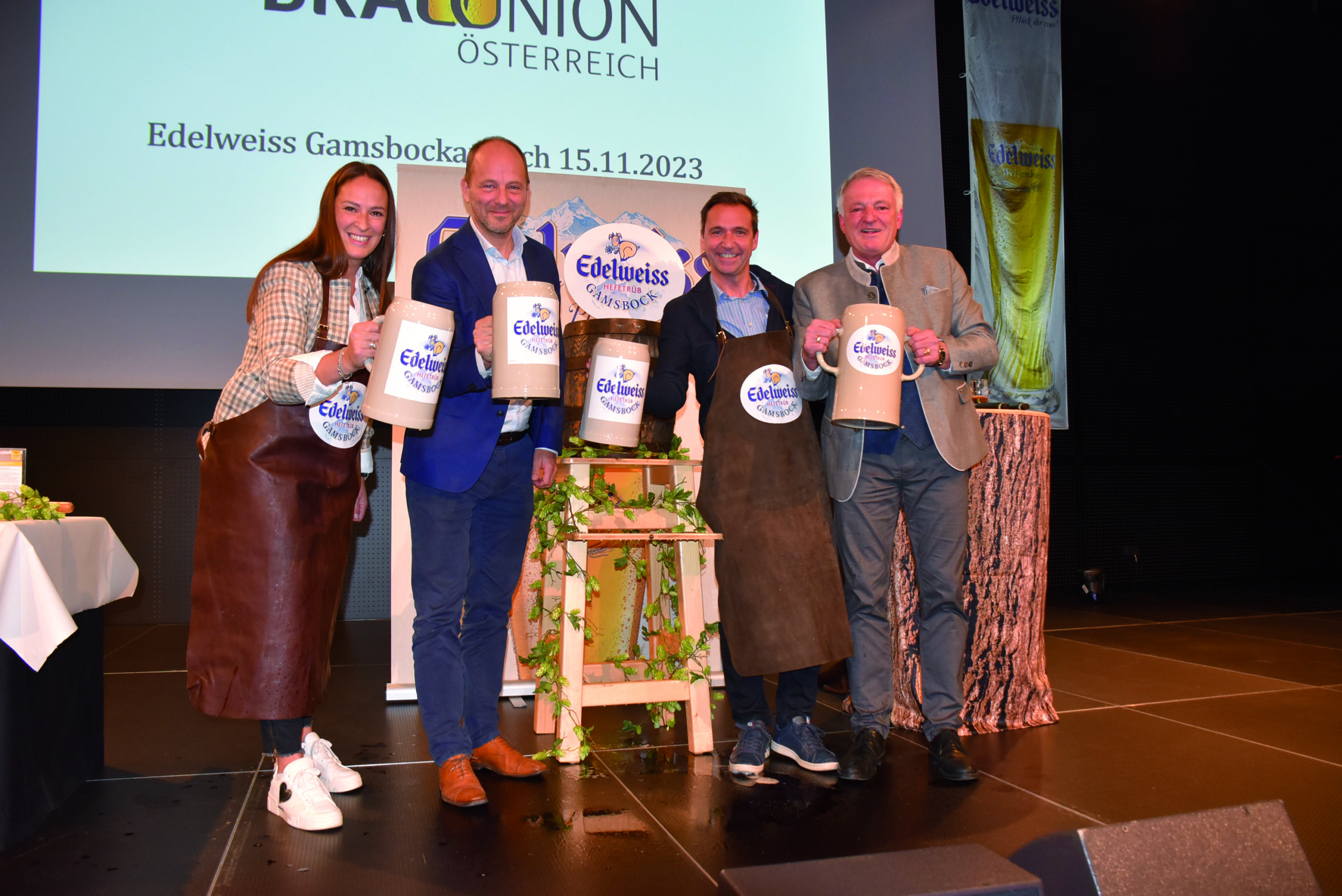 Johanna haselwanter, Generaldirektor Hans Böhm, Thomas Fürruther und Matthias Gurschler beim Bieranstich der BrauUnion in Innsbruck