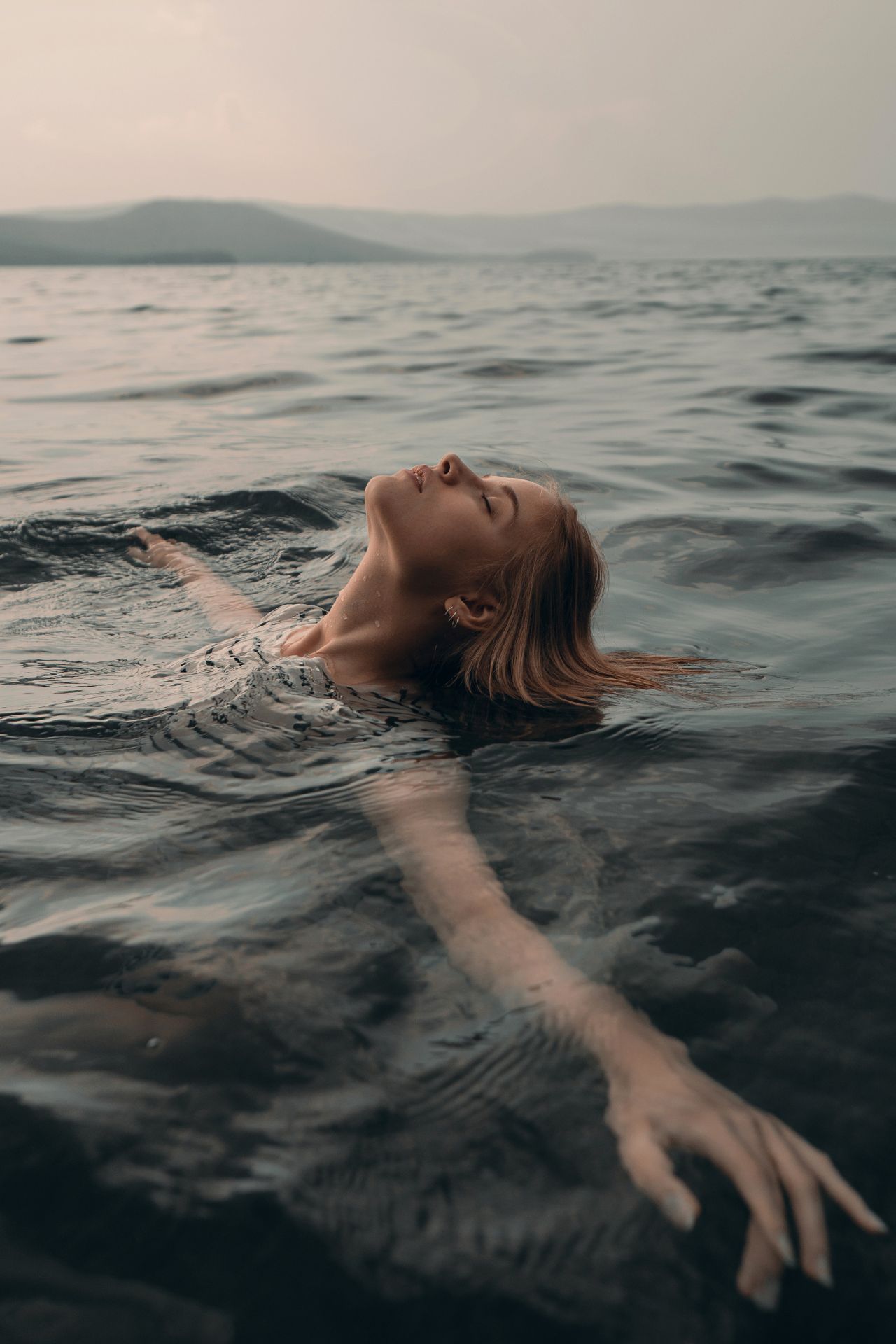 Margit Breuss spricht über das betäubende Gefühl. Bild von einer Frau im Wasser: Das Gefühl von "Im Stress ertrinken"