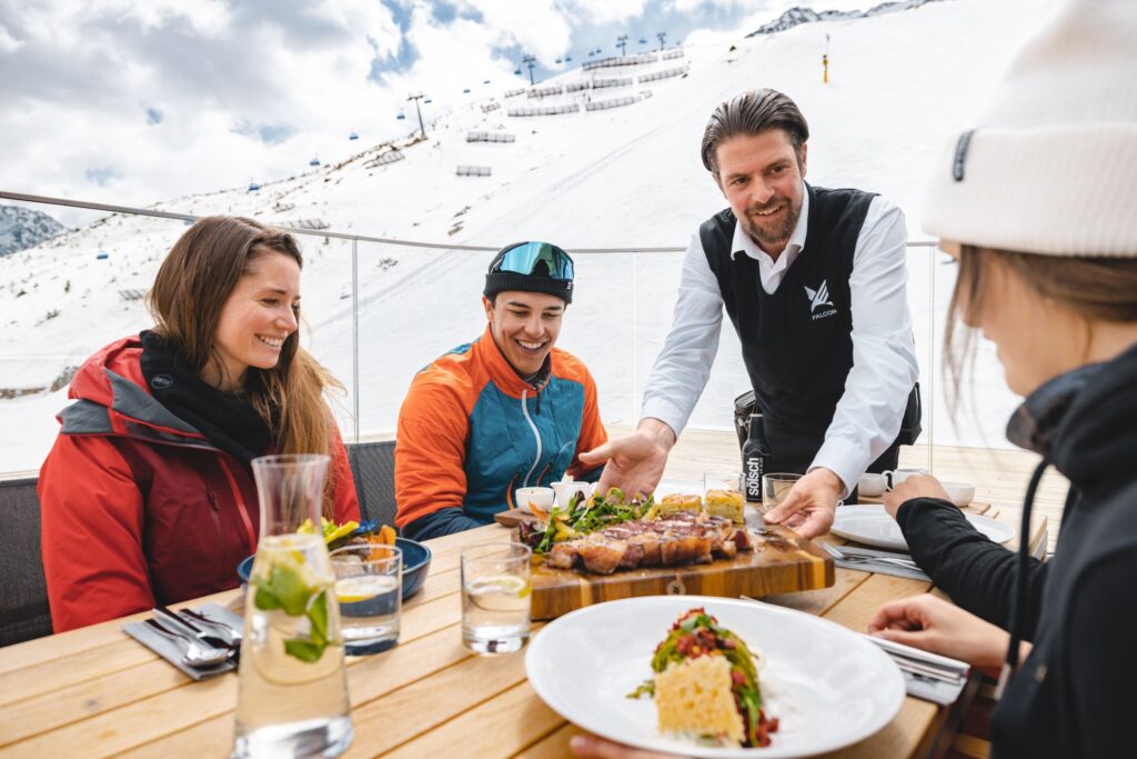 Menschen beim Mittagessen in Sölden auf der Hütte 