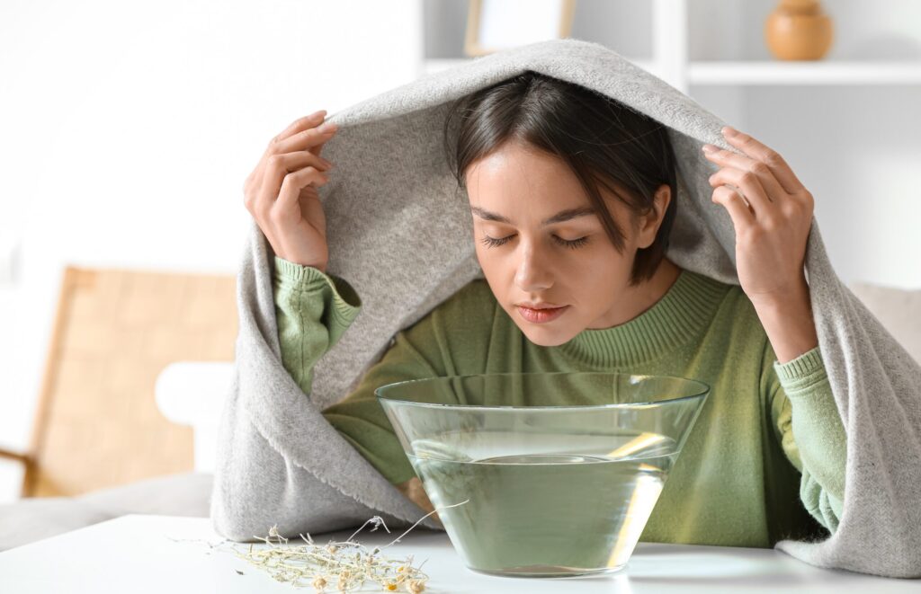 Frau inhaliert mit Salzwasser