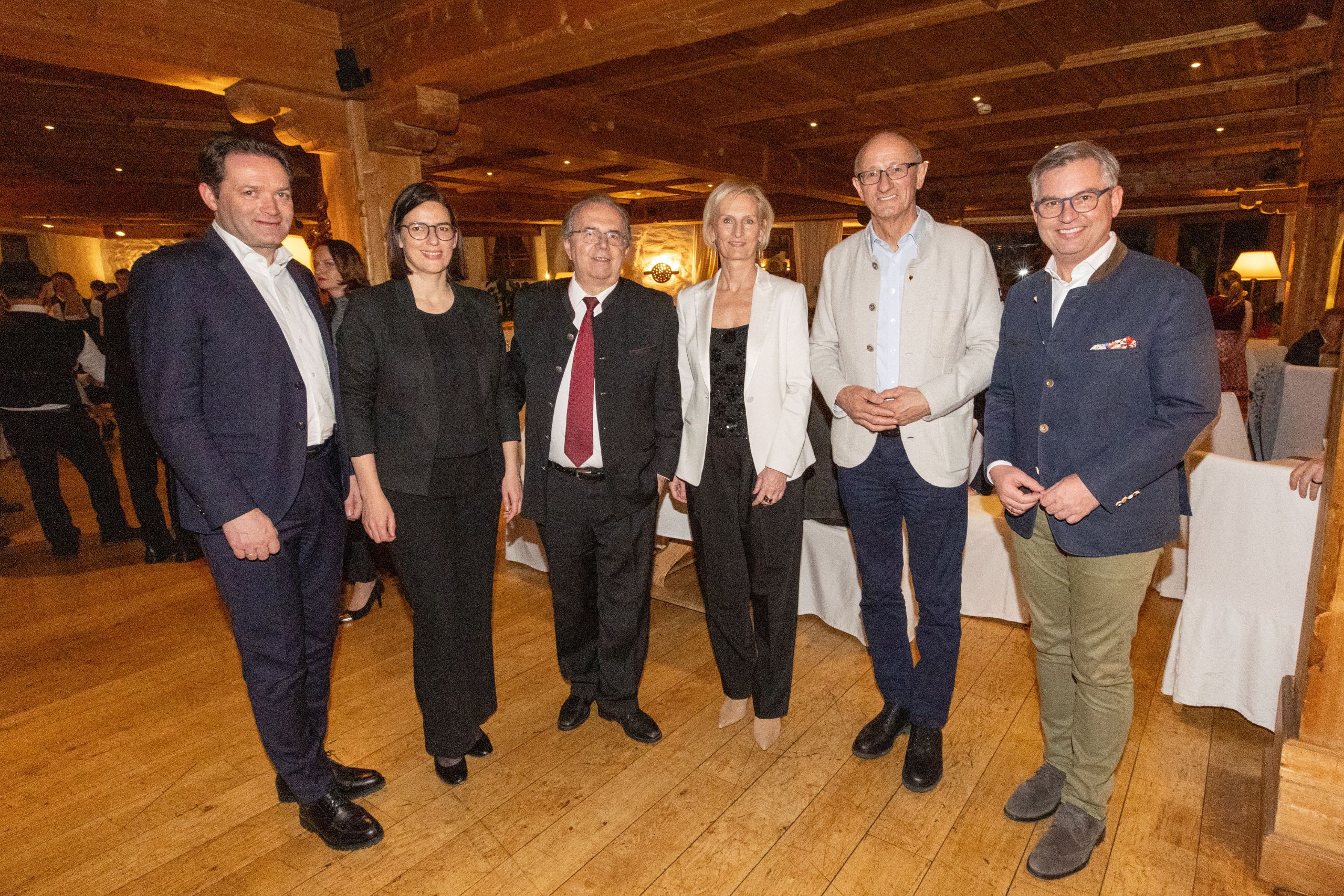 Bundesminister Norbert Totschnig, WKT-Präsidentin Barbara Thaler, Herman Petz (ehem. CEO Moser Holding), Silvia Lieb (CEO Moser Holding), LH Anton Mattle und Finanzminister Magnus Brunner