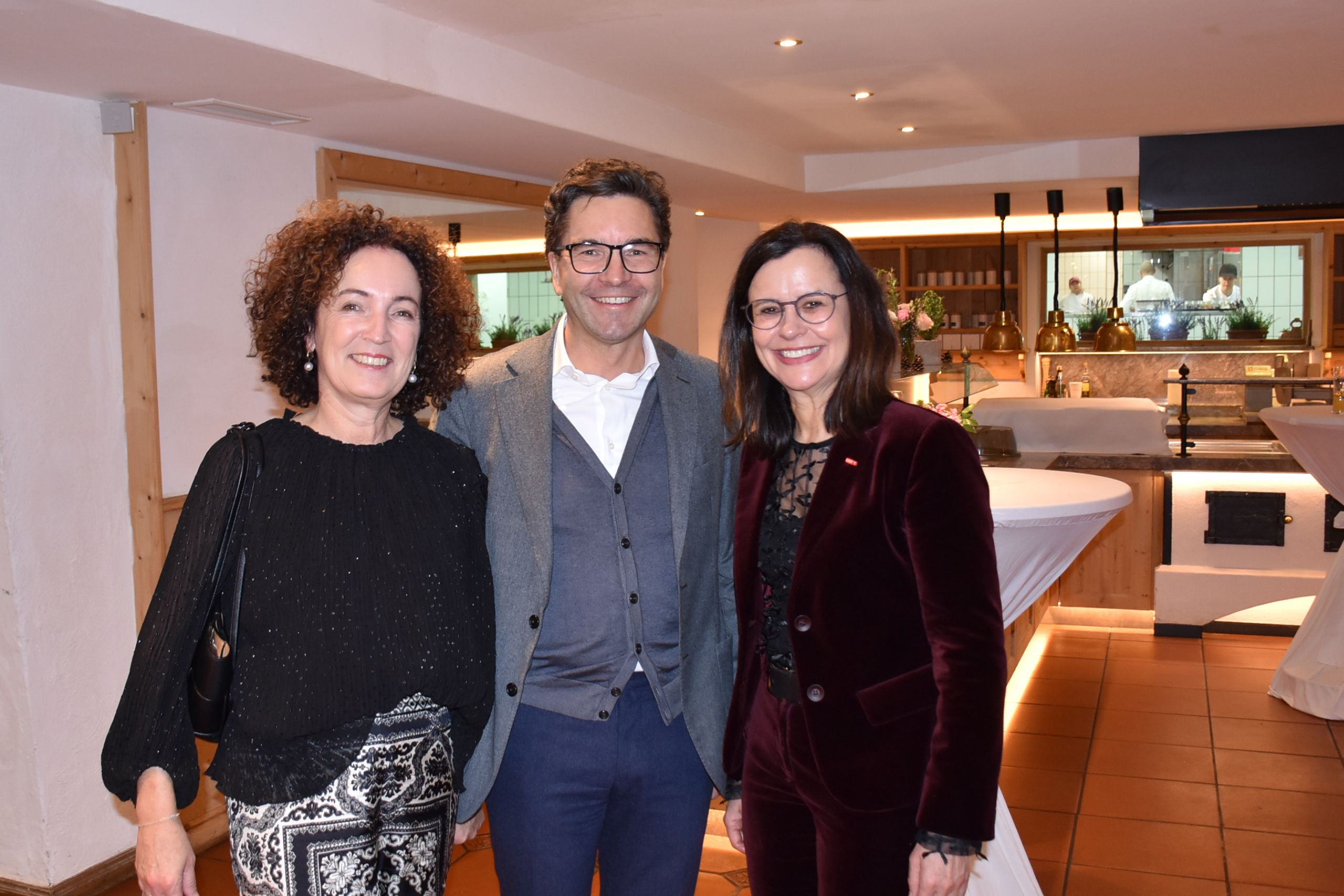 Klaudia Kaser, Markus Kaser (Vorsdandsdirektor SPAR) und Esther Mitterstieler (Landesdirektorin ORF)