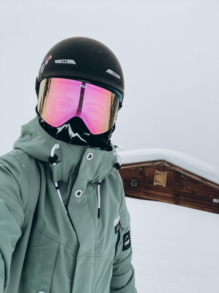 Unsere Grafikerin Sonja Heiser beim Skifahren in Tirol