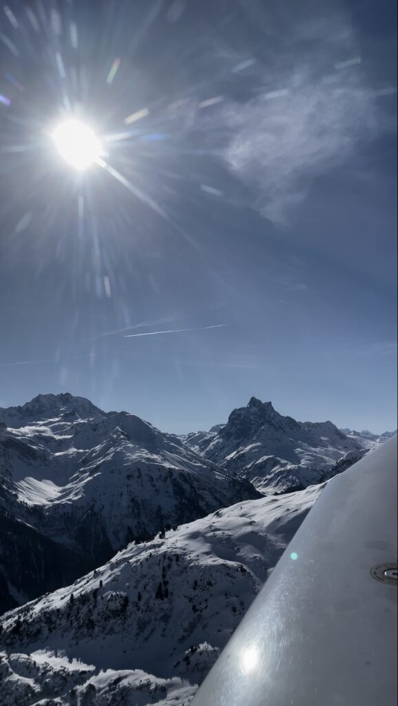 Wunderschöner Ausblick über Tirols schneebedeckte Berge