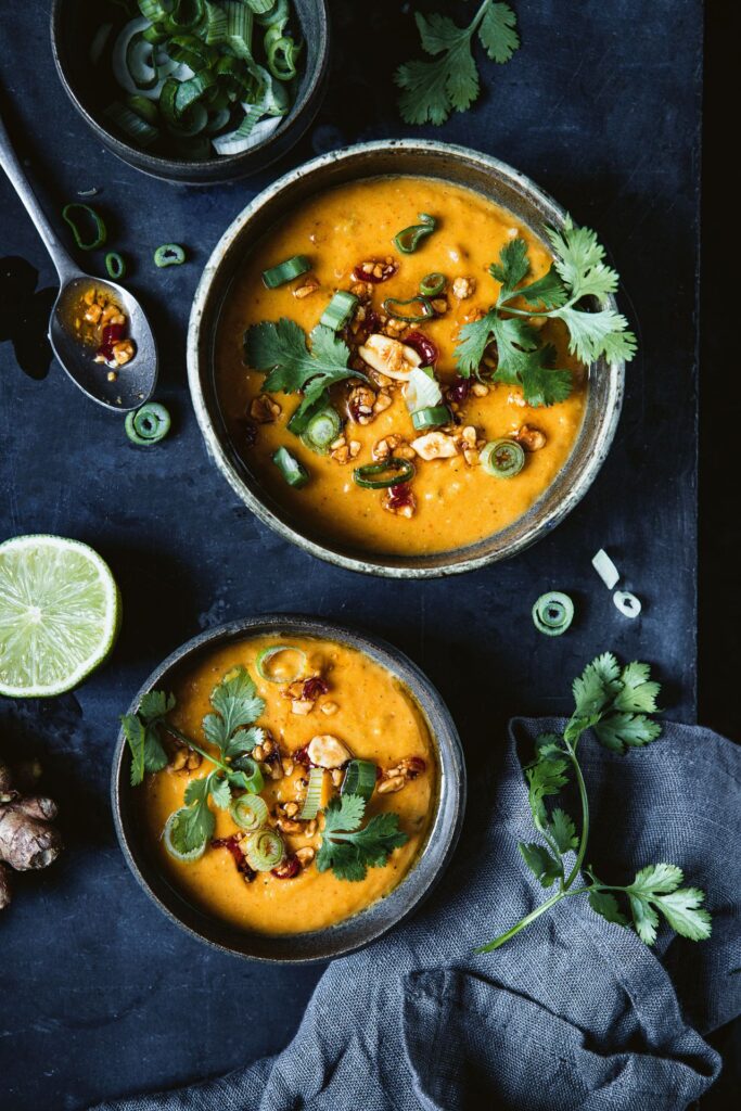 Foto von Süßkartoffelsuppe mit Erdnüssen