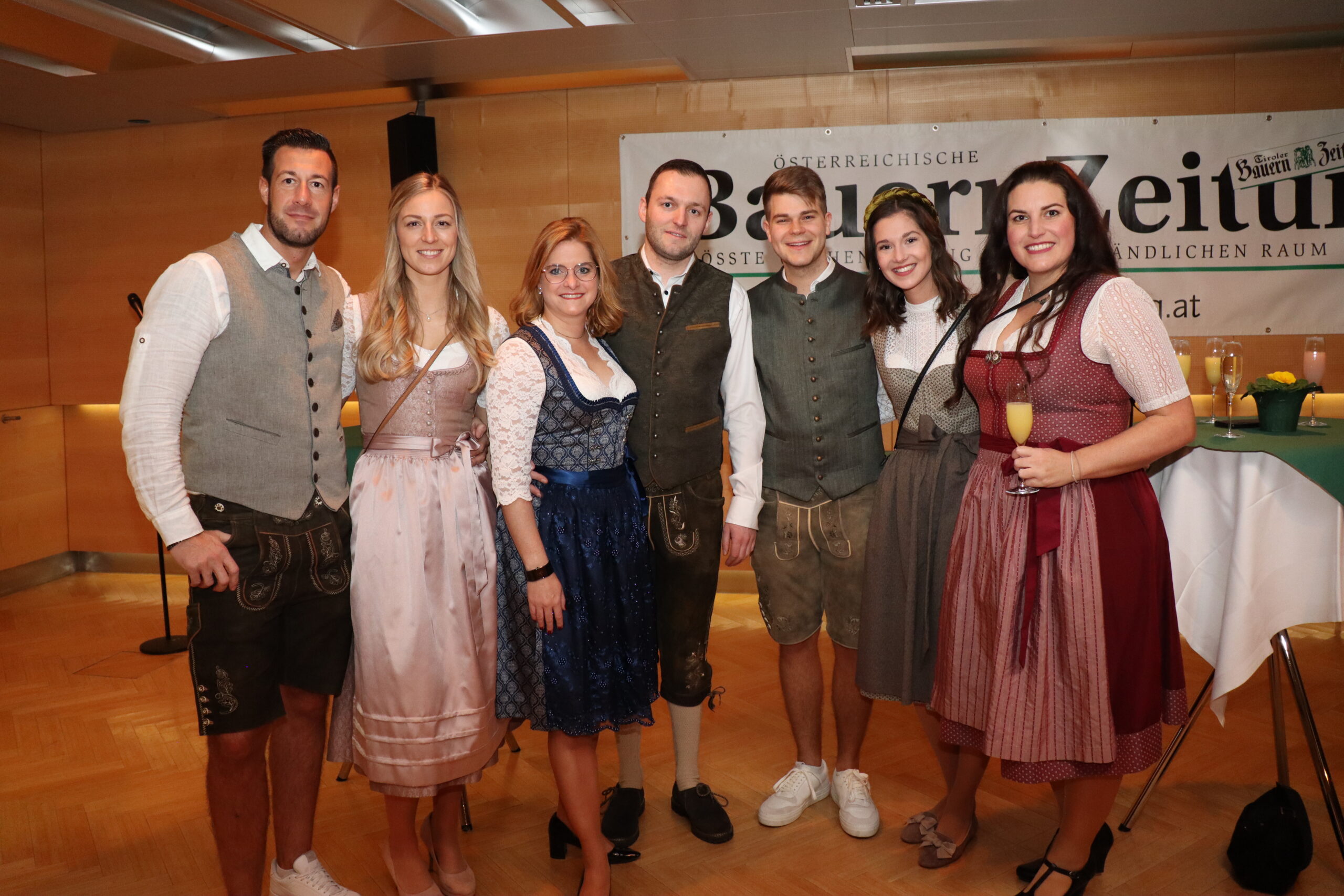 Daniel Obkircher, Madeleine Mayr, Markus Gruber, Claudia Iglseder (ÖVP), Florian Moser, Franziska Schlaucher, Michaela Florian (GF Innsbrucker Promenadenkonzerte) mit Mitarbeiter und Begleitungen beim Bauernbundball 2024