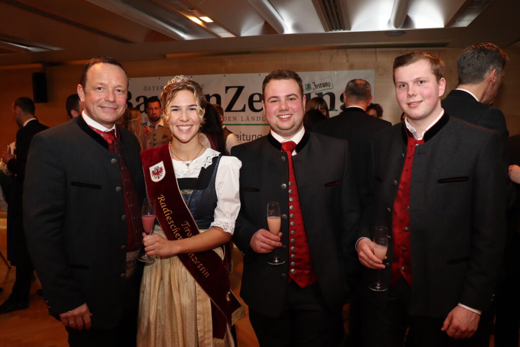 Bauernbundball 2024: Romed Giner, Julia Müssigang (Radieschenprinzessin), Daniel Steinlechner und Gabriel Fender