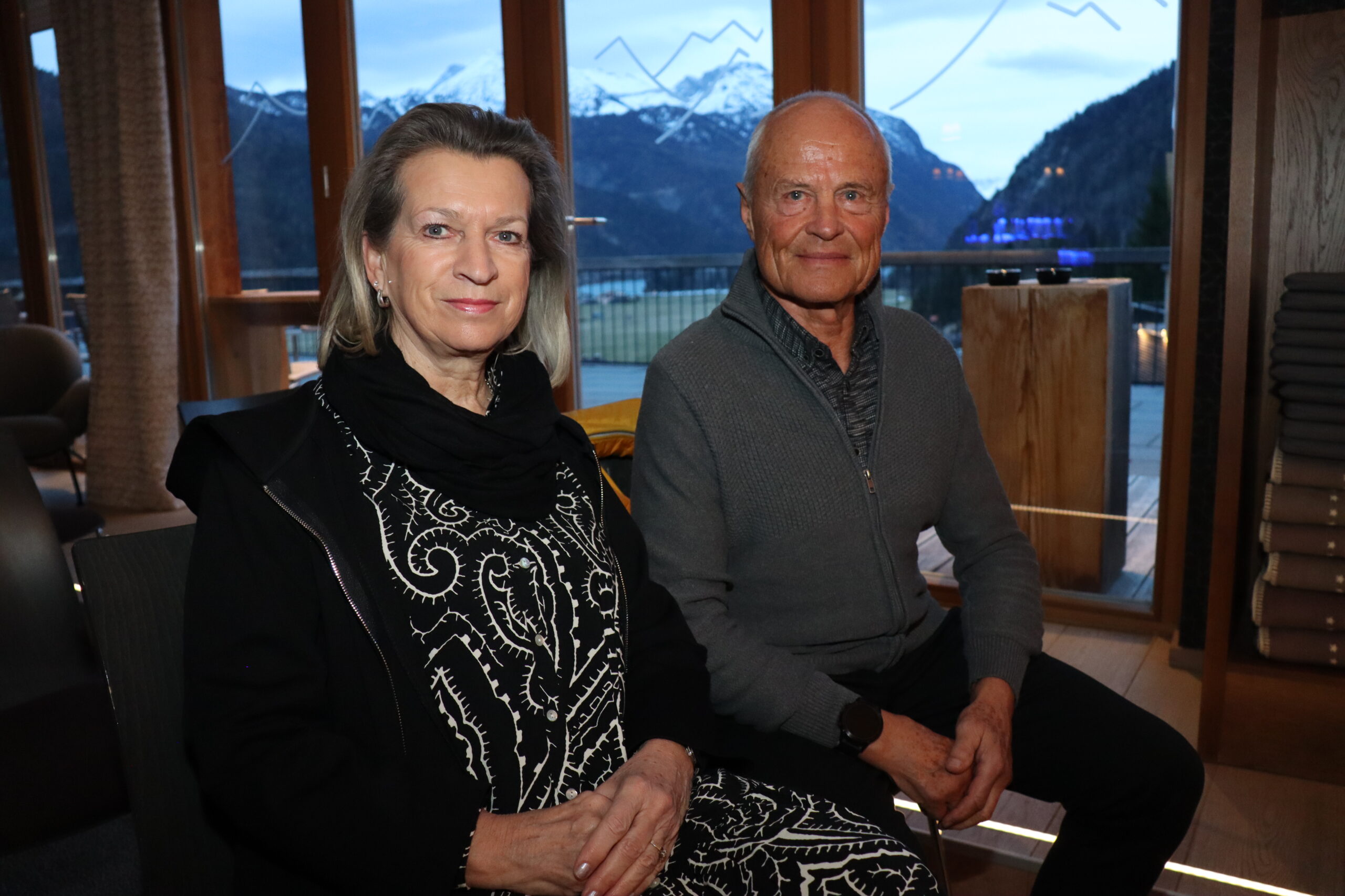 Evi Wegscheider und Erich Widauer bei der Buchpräsentation von Monika Schmiderer im DAS KRONTHALER