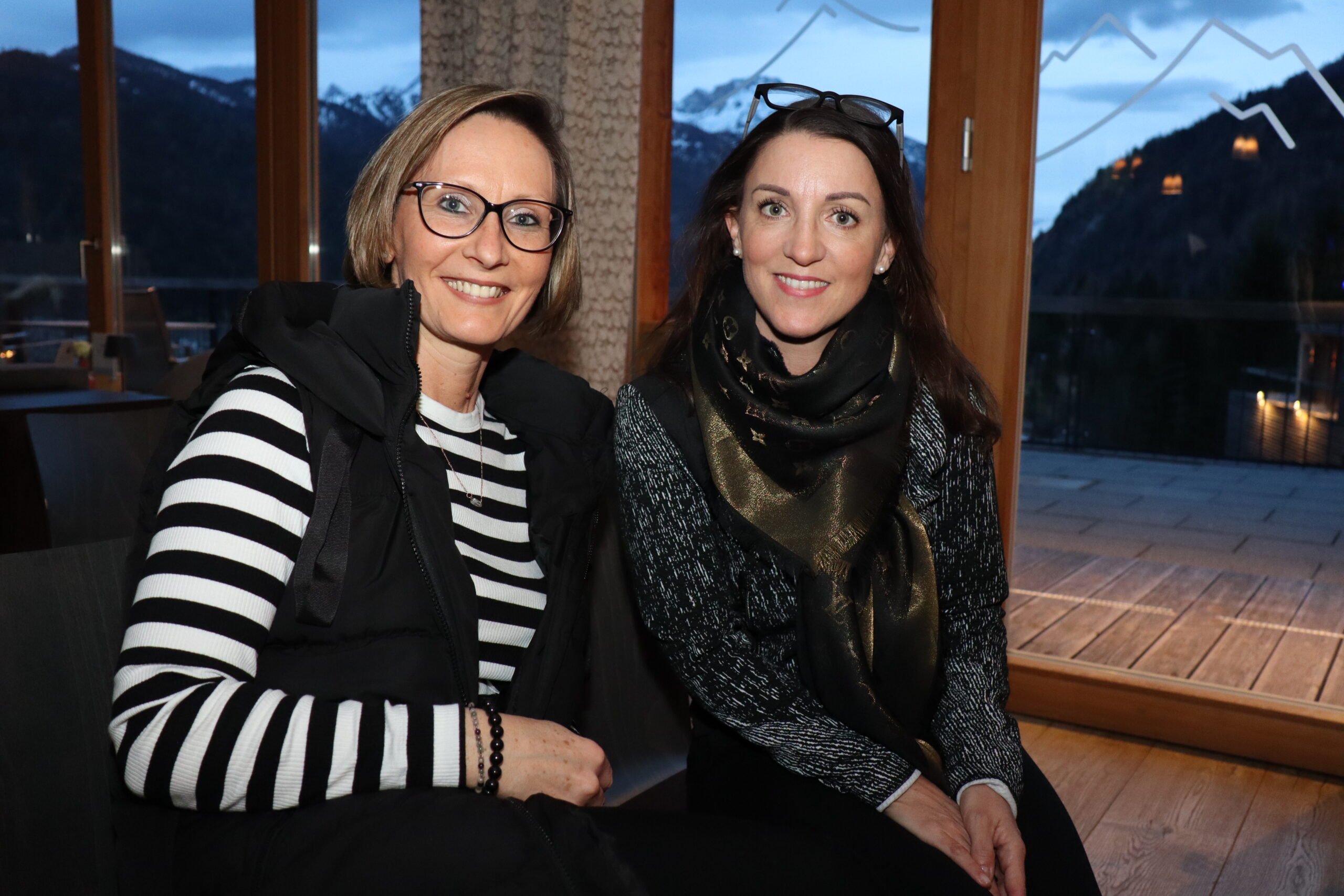 Petra Bichler und Stefanie Grabner bei der Buchpräsentation von Monika Schmiderer im DAS KRONTHALER