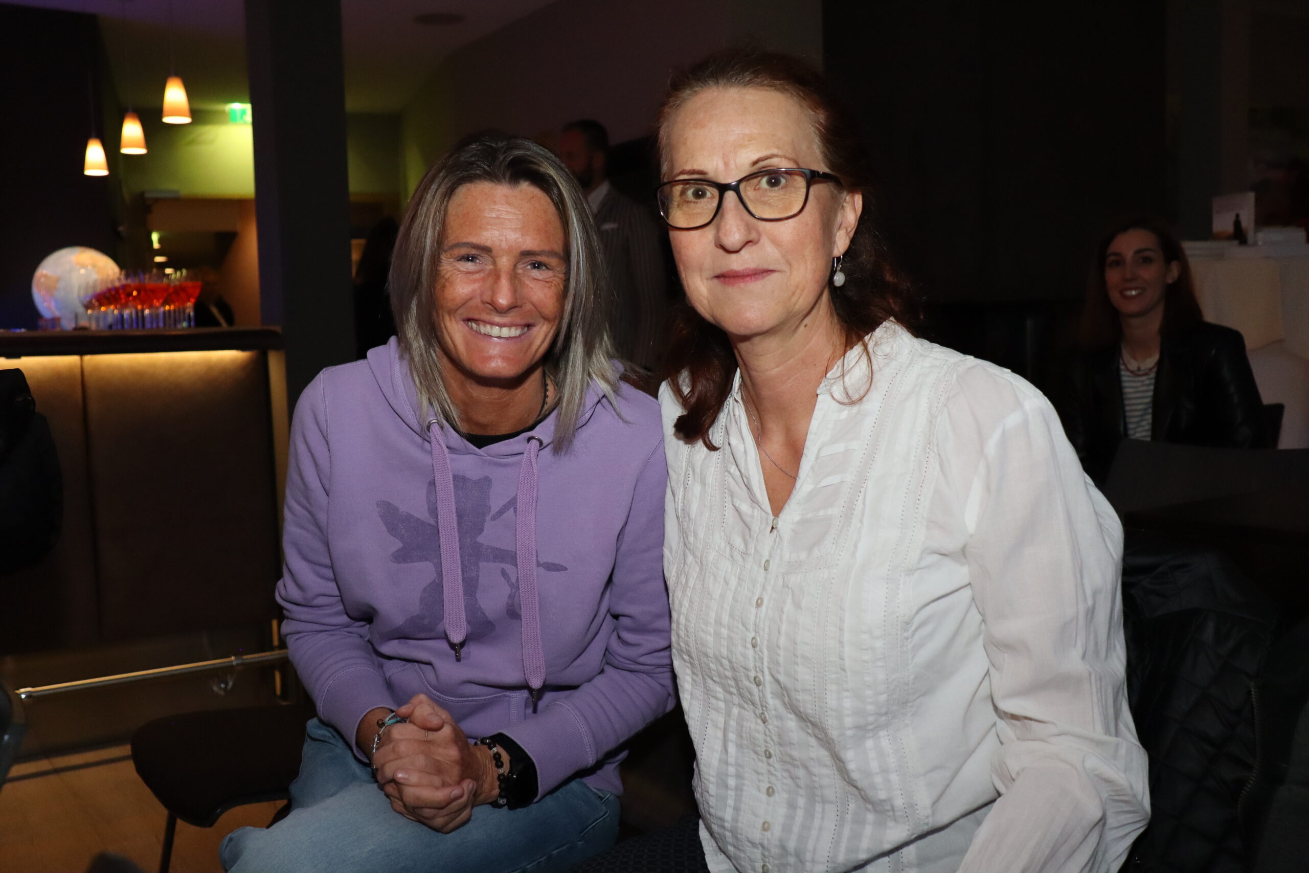 Helga Zistere und Maria Lorberau bei der Buchpräsentation von Monika Schmiderer im DAS KRONTHALER