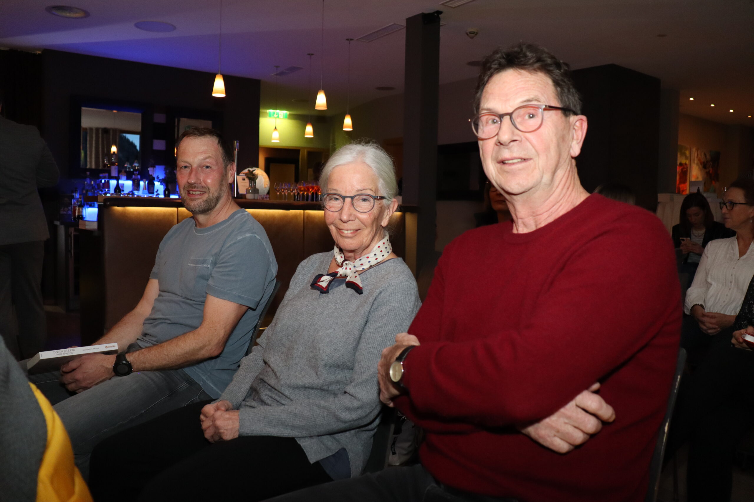 Helmut Christl, Birgit Fleischer und Dr. Jürgen Fleischer bei der Buchpräsentation von Monika Schmiderer im DAS KRONTHALER