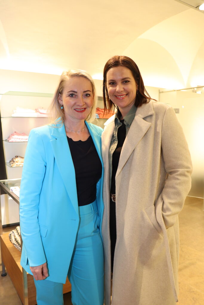 Karolina Holaus und Veronika Schuler (beide WK Tirol) beim Season Opening PETERA Frühjahr/Sommer 2024