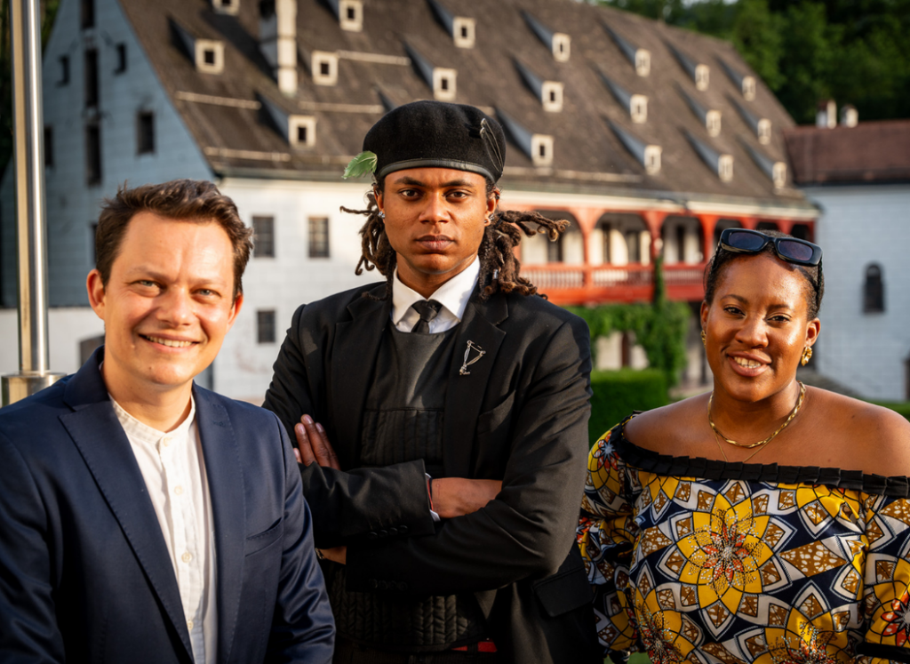 Sergiu Ardelean (CEO Artivive), Tyrone Egbowon (Künstler „Feast for All“) und Temiloluwa Obiyemi (Botschafterin für Vielfalt & Inklusion)