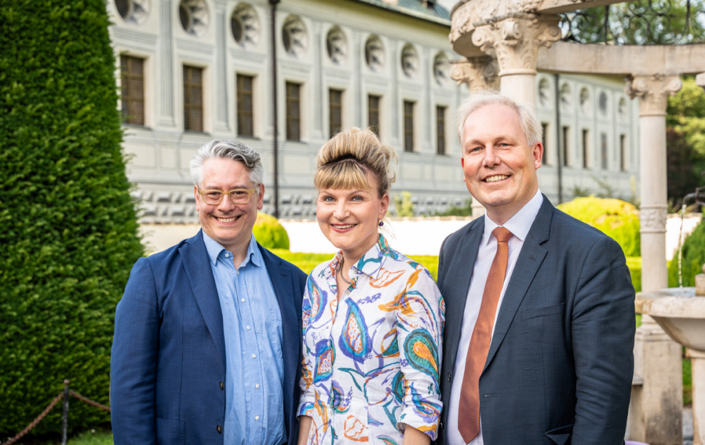 Des. Generaldirektor Jonathan Fine und GF Paul Frey (beide KHM-Museumsverband) mit Melanie Wiener