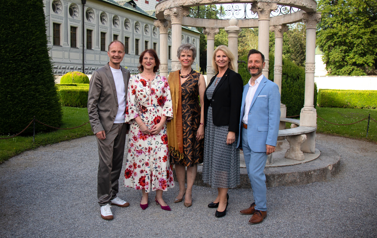 Johannes Anzengruber (Bgm. Innsbruck), Veronika Sandbichler (DI Schloss Ambras), Generaldirektorin Sabine Haag (KHM-Museumsverband), Iris Zangerl-Walser (Abg. Tiroler Landtag) und Thomas Kuster (Ausstellungskurator)